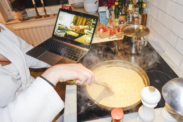 Stockholm Schweden Eine Junge Frau Bereitet Mithilfe Eines Anleitungsvideos Hühnercurry — Stockfoto