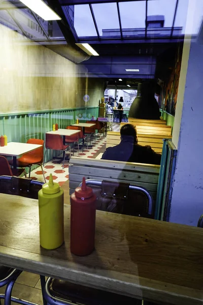 Stockholm Suède Homme Mange Seul Dans Restaurant Hamburgers — Photo