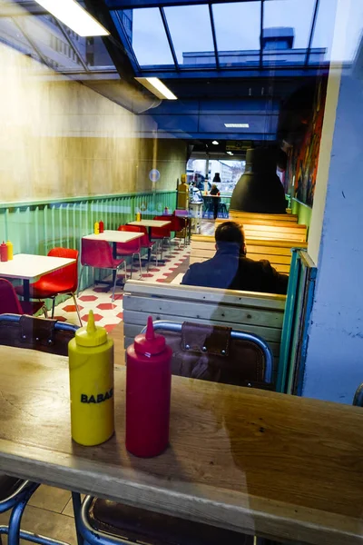 Stockholm Suède Homme Mange Seul Dans Restaurant Hamburgers — Photo