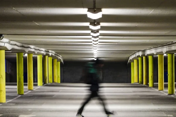 Stockholm Schweden Ein Mann Spaziert Nachts Ohne Autos Einem Parkhaus — Stockfoto