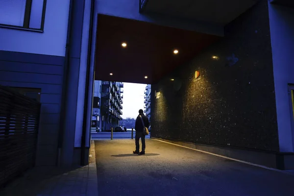 Estocolmo Suécia Homem Atravessa Portal Liljeholmskajen — Fotografia de Stock