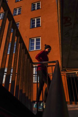 Stockholm, İsveç, 28 Mart 2020 Sankt Eriksgatan şehir merkezindeki basamaklarda..