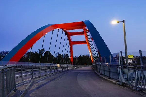 Estocolmo Suécia Março 2020 Pedestre Vermelho Uma Ponte Bicicleta Subúrbio — Fotografia de Stock