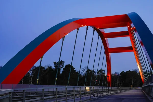 Estocolmo Suécia Março 2020 Pedestre Vermelho Uma Ponte Bicicleta Subúrbio — Fotografia de Stock