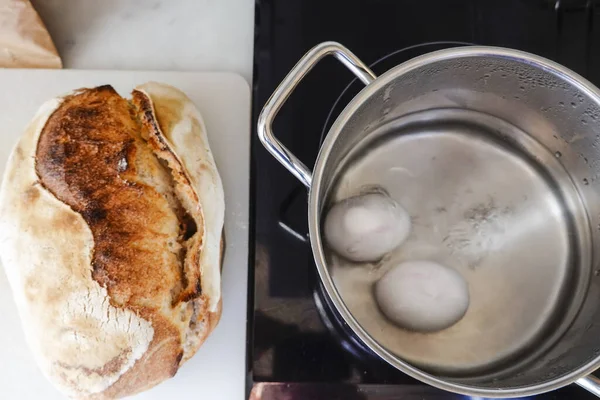 Вареные Яйца Кипящие Воде Свежий Хлеб Левена — стоковое фото