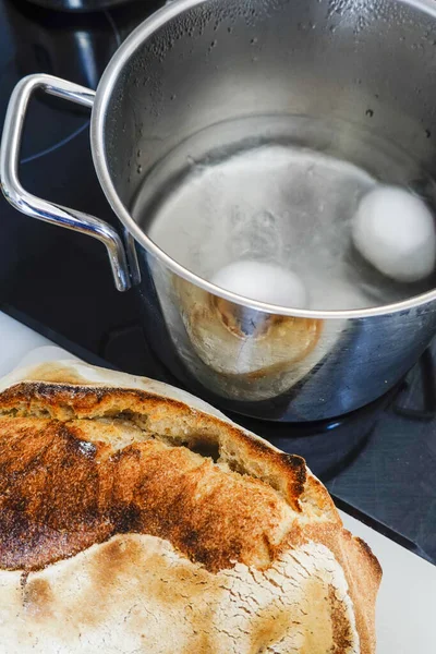 Suyun Içinde Kaynamış Yumurta Taze Levain Ekmeği — Stok fotoğraf