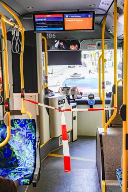 Stockholm, İsveç 31 Mart 2020 'de diğer tüm ülkelerdeki tecrit durumlarına rağmen İsveç başkentindeki insanlar hâlâ normal işlerine devam ediyor ama sokaklar belirgin bir şekilde normalden daha boş. Otobüsler boş ve şoför temiz.