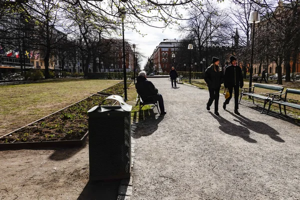 ストックホルム スウェーデン2020年3月31日他のすべての国でロックダウンにもかかわらず スウェーデンの首都の人々はまだ多かれ少なかれ彼らの通常のビジネスについて行くが 通りは明らかに通常よりも空です マリアターゲットに歩行者 — ストック写真