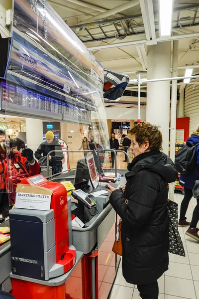 Stockholm Zweden April 2020 Shoppers Een Supermarkt Liljeholmen Staan Achter — Stockfoto