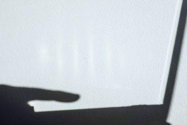 Silüet ve gölge şeklinde bir dizüstü bilgisayar.