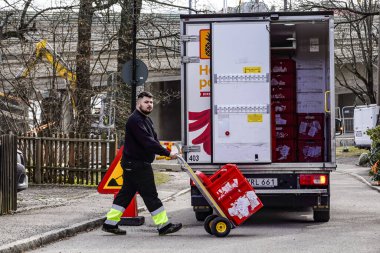 Stockholm, İsveç 'te bir kurye internetten sipariş ettiği yemekleri dağıtıyor..