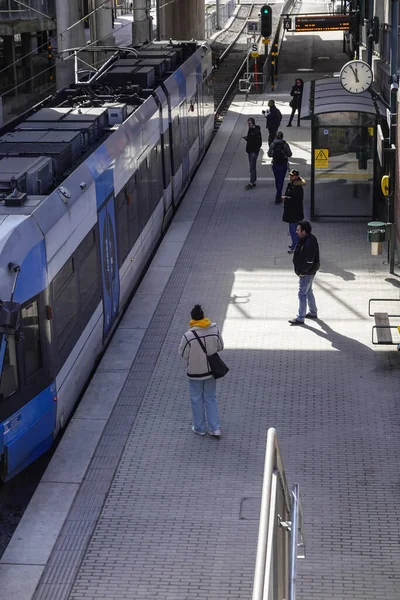Στοκχόλμη Σουηδία Επιβάτες Στη Στάση Του Τραμ Και Του Μετρό — Φωτογραφία Αρχείου