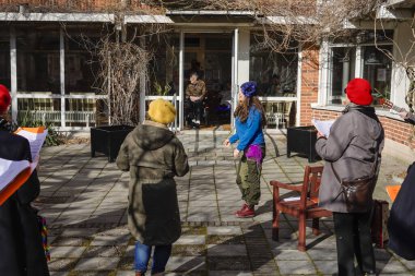 Stockholm, İsveç Trekantens Huzurevi 'nde yaşlılar için bir koro şarkı söylüyor..