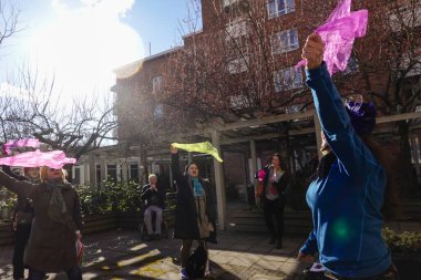Stockholm, İsveç Trekantens Huzurevi 'nde yaşlılar için bir koro şarkı söylüyor..