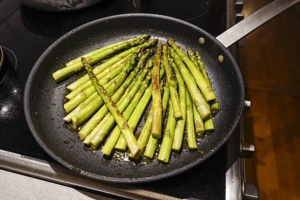 Friture Asperges Vertes Fraîches Dans Une Poêle Huile Olive — Photo