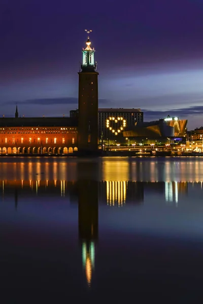瑞典斯德哥尔摩 黎明时分的斯德哥尔摩市政厅和巨大的心脏信号 — 图库照片