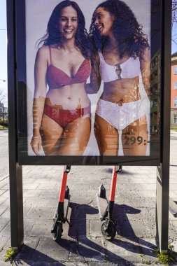 Stockholm, İsveç Kadın iç çamaşırı reklamı iki mobiletle yansıtılır..