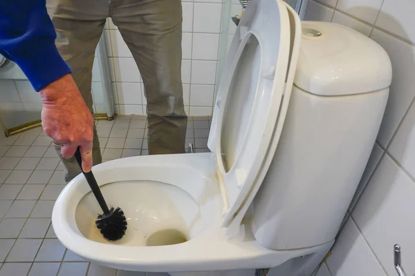 Een Man Poetst Een Toilet Schoon Een Appartement — Stockfoto