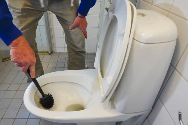 Een Man Poetst Een Toilet Schoon Een Appartement — Stockfoto