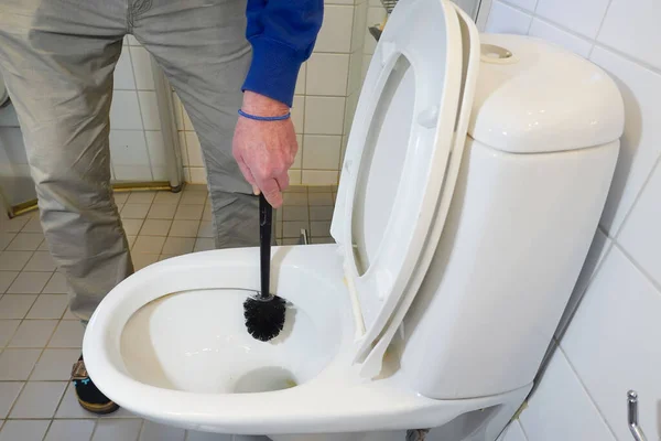 Man Borstar Rent Toalett Lägenhet — Stockfoto