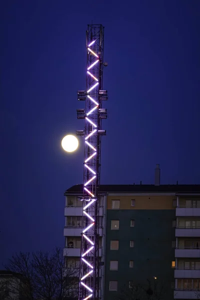 Стокгольм Швеция Лунный Восход Над Норсборгом Мачта Используемая Освещения Стадиона — стоковое фото