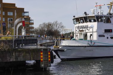 Stockholm, İsveç Bir yolcu feribotu Ekensberg 'den yolcu alıyor..