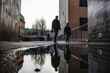 Stockholm, İsveçli yayalar Hronstul civarında ve bir su birikintisi