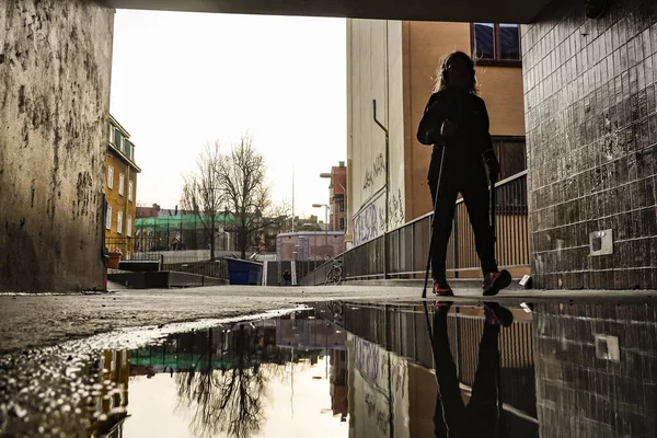 Stoccolma Svezia Pedoni Nel Quartiere Hronstul Una Pozzanghera — Foto Stock