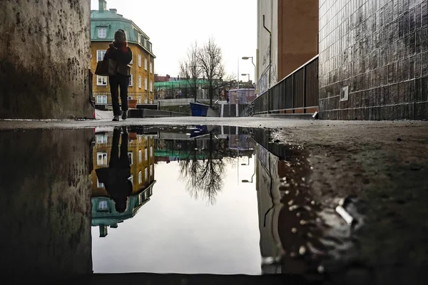 Estocolmo Suecia Los Peatones Barrio Hronstul Charco —  Fotos de Stock