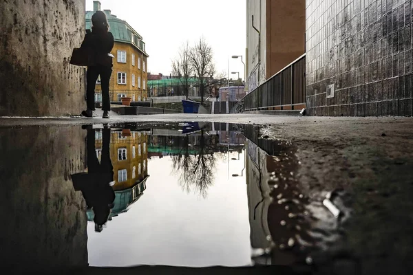 Stoccolma Svezia Pedoni Nel Quartiere Hronstul Una Pozzanghera — Foto Stock