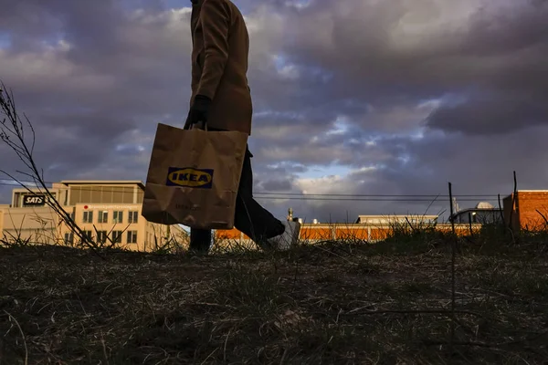 ストックホルム スウェーデンリジェホルメンのシルエットをショッピングバッグで歩くカップル — ストック写真