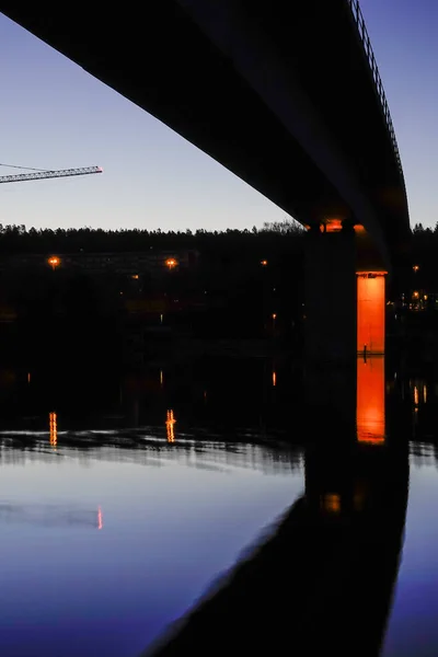 瑞典斯德哥尔摩Fittja的Albysjon湖上的一座地铁桥 — 图库照片