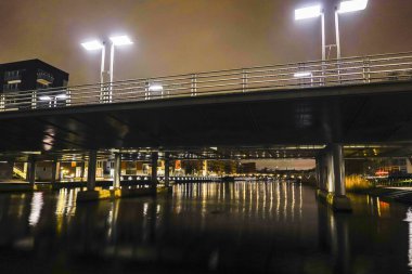 STOCKHOLM, SWEDEN Geceleri Hammarby Sjostad 'da Sickla Kanalı' nda bir köprü.