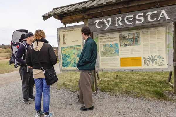 Stockholm Sverige Besökare Tyresta Nationalpark Och Skyltar — Stockfoto