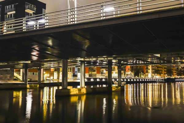 Stockholm Suecia Puente Sobre Canal Sickla Por Noche Hammarby Sjostad — Foto de Stock