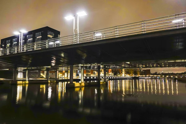 Stockholm Suecia Puente Sobre Canal Sickla Por Noche Hammarby Sjostad — Foto de Stock