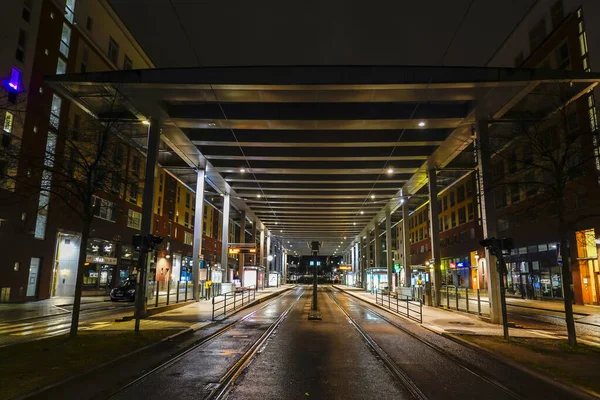 ストックホーム スウィーデンシクラカジで夜のトラム停留所 — ストック写真