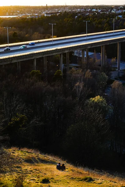 Estocolmo Suécia Pessoas Desfrutando Pôr Sol Rodovia Pôr Sol Grondal — Fotografia de Stock