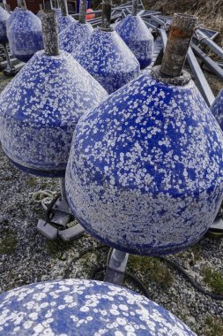 Stockholm, İsveç 14 Nisan 2020 Karadaki küçük bir tekne iskelesi için mavi şamandıra.