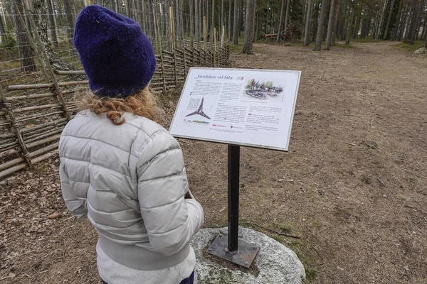 Stockhol Sverige April 2020 Kvinna Besöker Begravningsplatsen För Järnåldern Saby — Stockfoto