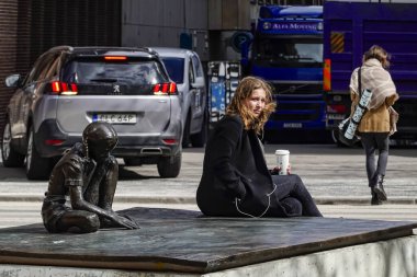 Stockholm, İsveç 'te oturan genç bir kadın Malmskillnadsgatan' da Ernst Nordin 'in 
