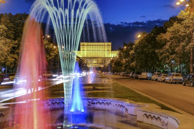 BUCHAREST, ROMANIA Bulvarı Unirii, renkli çeşmeler ve Parlamento Sarayı.