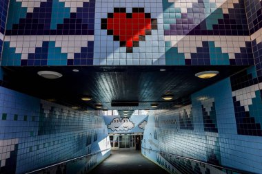 Stockholm, İsveç banliyöleri 1952 'de inşa edilen ve sanatçı Lars Arrhenius tarafından dekore edilen yeşil hattaki Thorildsplan tünelbana metro istasyonunda.