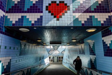 Stockholm, İsveç banliyöleri 1952 'de inşa edilen ve sanatçı Lars Arrhenius tarafından dekore edilen yeşil hattaki Thorildsplan tünelbana metro istasyonunda.