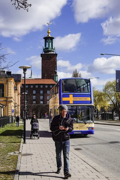 Stockholm Svédország Városháza Vagy Stadshuset Előtt Egy Kétszintes Busz Partibusz — Stock Fotó