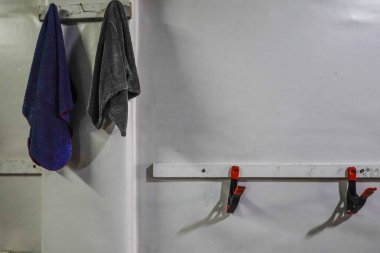 Stockholm, İsveç Havluları ve kıskaçları bir araba garajında duvara asılı..