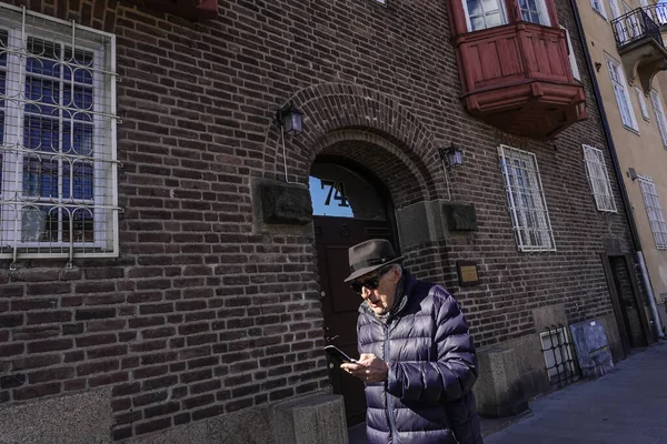 Stockholm Äldre Man Går Valhallavagen Med Telefon — Stockfoto