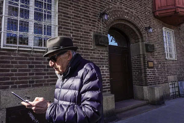 Estocolmo Suécia Homem Idoso Caminha Valhallavagen Com Telefone — Fotografia de Stock