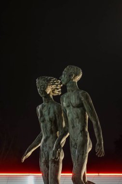 Stockholm, İsveç. Lidingo 'nun banliyösünde bir trafik çemberi ve Carl Milles' in heykeli.