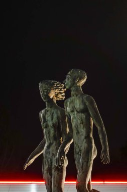 Stockholm, İsveç. Lidingo 'nun banliyösünde bir trafik çemberi ve Carl Milles' in heykeli.